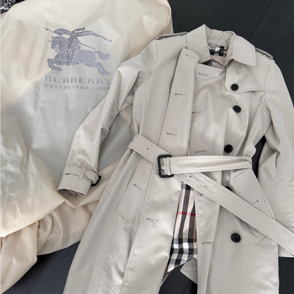 Burberry Tan Trench Coat Timeless Design size 2